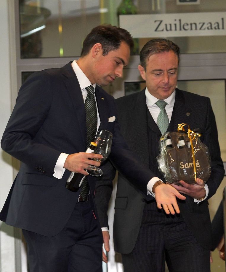 Hoe langer de gesprekken tussen Tom Van Grieken (l.) en Bart De Wever duren, hoe meer theater ze worden. Al hebben zowel N-VA als het VB er belang bij ze nog wat te laten aanslepen. Beeld Photo News