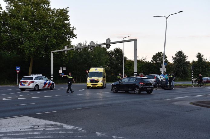 Op de Rechteren Van Limpurgsingel zijn woensdagavond twee auto’s op elkaar gebotst.