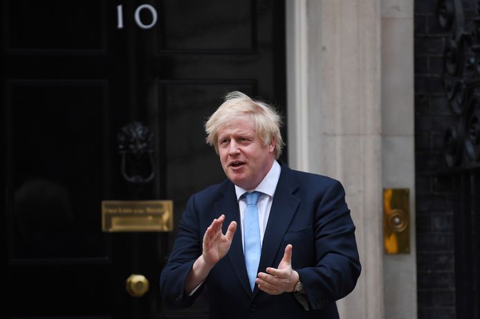 Boris Johnson klapt voor de Britse zorgverleners. Archiefbeeld.