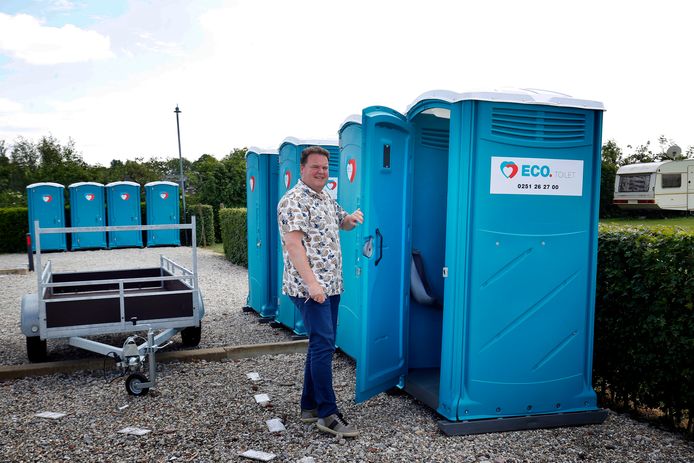 Bas van Mill toont de mobiele toiletten.