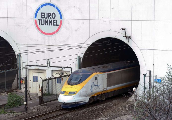 Een trein rijdt de Kanaaltunnel uit in Coquelles.