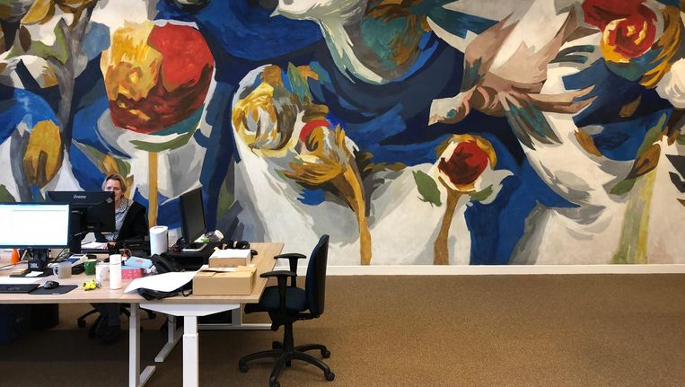 Wandschildering Aart Roos (1962) in de Stayokay, Timorplein 21. In de aula van de voormalige Derde Technische School op het Timorplein maakte de kunstenaar Aart Roos een van zijn belang­rijkste wandschilderingen, met vogels en bloemen Beeld Jan Pieter Ekker