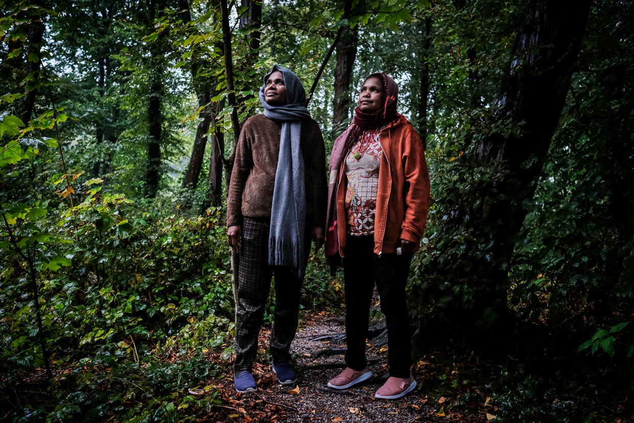 Foto van Papoea-vrouwen Rosita (links) en Veronika in het Haagse bos