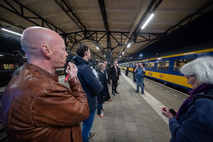 Roosendaalse raadsleden zwaaien de laatste Beneluxtrein uit op 8 april 2018.