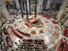 Un homme nu monte sur l'autel de la basilique Saint-Pierre, au Vatican