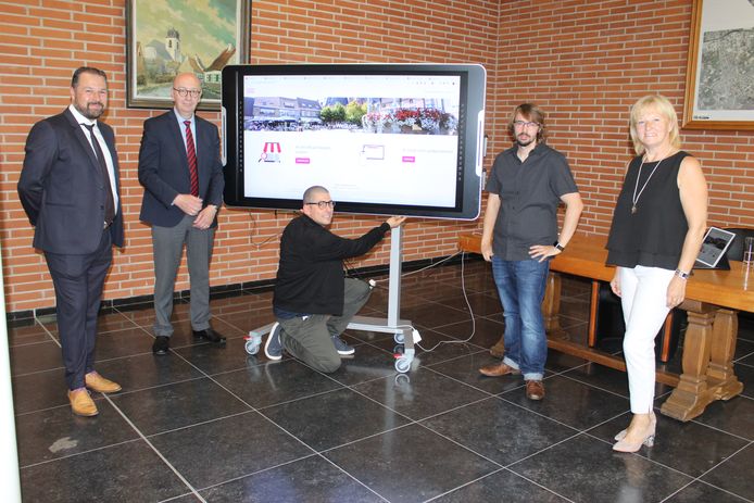 Aalter Online werd vrijdagmiddag gelanceerd op het gemeentehuis van Aalter.