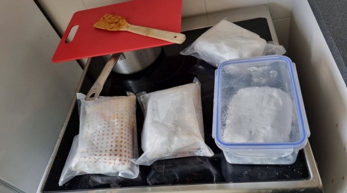 Tijdens een controle in een woning aan de Molenakker in Berkel-Enschot zijn vier blokken met amfetaminepasta en een doos met hennepstekken aangetroffen.
