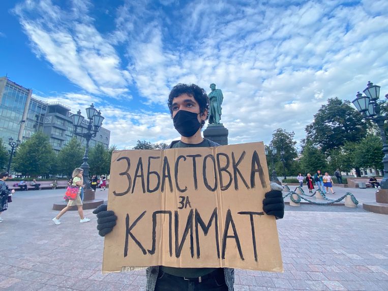 Arsjak Makitsjan op het Poesjkinplein in Moskou tijdens een eenmansprotest. Op het bord staat 'klimaatstaking' geschreven. Beeld Arevik Harazyan