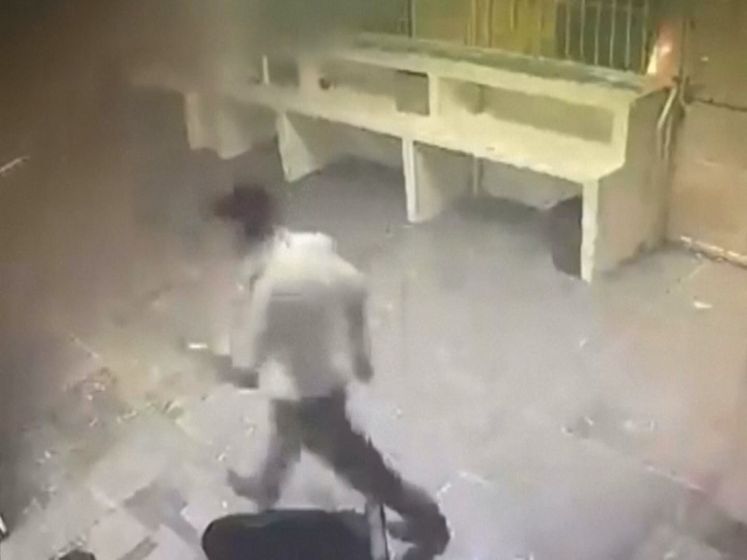 Bewakers lopen weg tijdens fatale brand in detentiecentrum