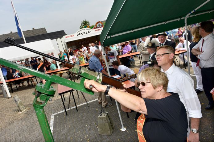 Archiefbeeld: koningschieten bij schutterij OEV (de 'dreuge'). Deze zomer is het na een jaar lang stilte weer kermis in Millingen.