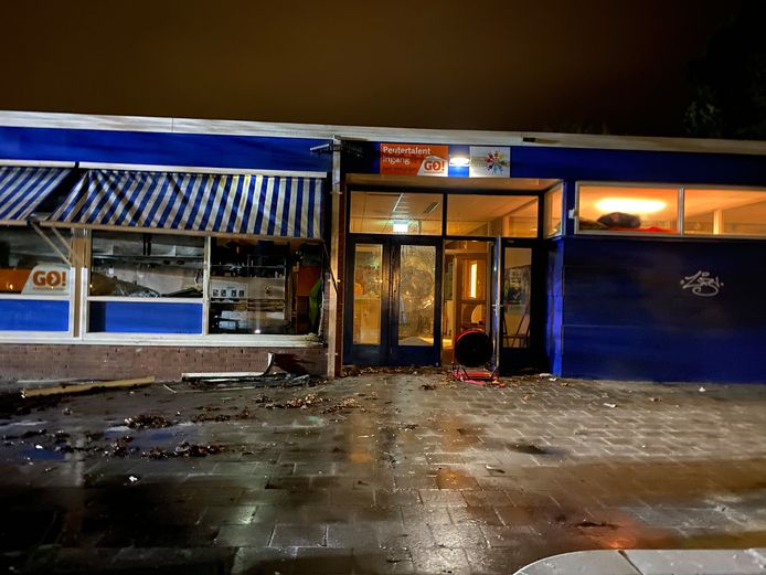 Fikse schade aan het bewuste schoolgebouw aan de Spaanderbank in Lelystad.