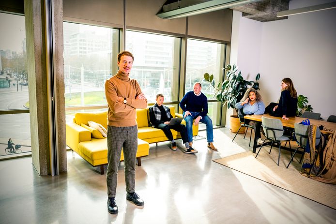 Joost Prins, staand, wil met zijn HubClub voorzien in dé overkoepelende app voor flexwerken in Nederland.