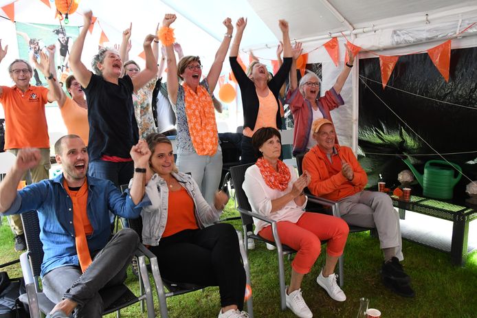 Yes, nog minder dan één minuut zuivere speeltijd op de klok. Met een marge van twee doelpunten kan de overwinning de Oranje-vrouwen niet meer ontgaan. 'Goud voor ons Marloes!'