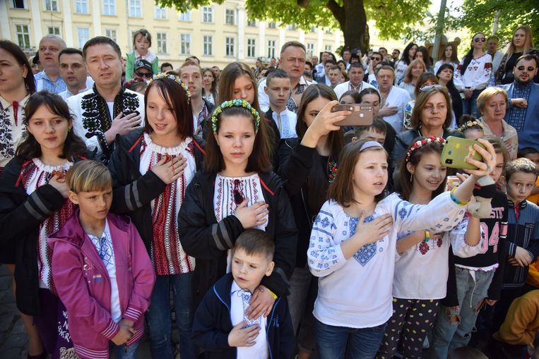 Ondanks de Russische invasie vierden Oekraïners gisteren Visjivanka, oftewel de dag van het geborduurde hemd, hier in Lviv in het westen van Oekraïne. Een hemd met borduursels is een vast onderdeel van traditioneel-Oekraïnse kledij. Beeld REUTERS