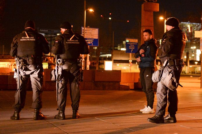 De politie in Eindhoven controleert burgers rondom de avondklok.