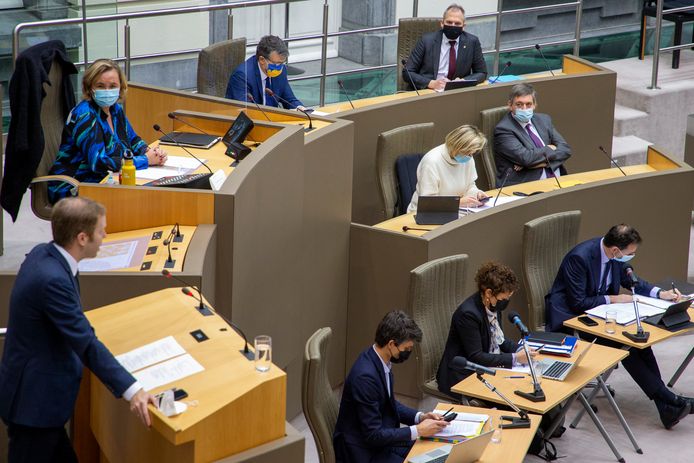 Peter Van Rompuy (CD&V), parlementsvoorzitter Liesbeth Homans (N-VA) en ministers Bart Somers (Open VLD), Matthias Diependaele (N-VA), Hilde Crevits (CD&V), Vlaams minister-president Jan Jambon (N-VA), en ministers Benjamin Dalle (CD&V), Lydia Peeters (Open VLD) en Wouter Beke (CD&V).