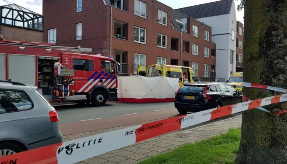 Hulpdiensten in Beuningen vlak na de moord op Nijmegenaar Mehmet  Kiliçsoy (49). Hij is het onschuldige slachtoffer van wat een vergismoord is gaan heten.