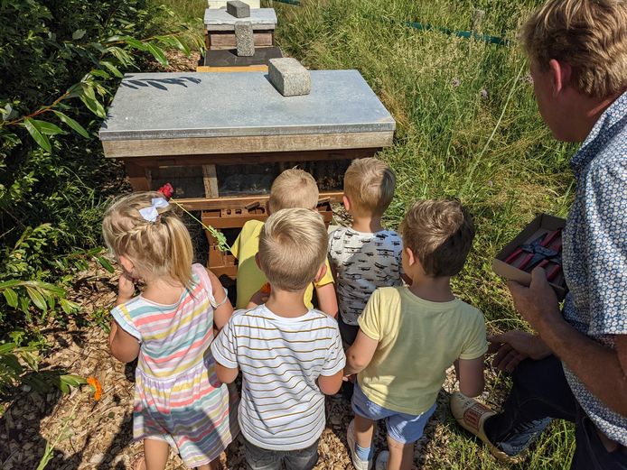 Kees Verrips geeft natuuronderwijs aan schoolkinderen