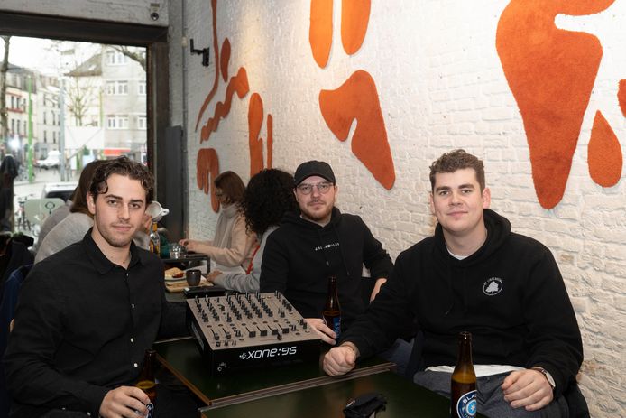 Thibault Vanderhaeghe (23), Joery Van Stappen (24) en Maxim Joris (22) praten in Bar Viggo's over de toekomst van de techno scene in Antwerpen: "Zo typisch, dat mensen techno associëren met drugs en het eventuele misbruik ervan."