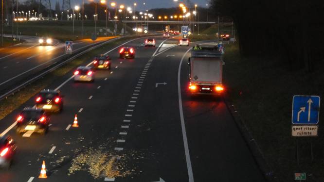 Vrachtwagen verliest lading op A35 bij Enschede, verkeer moet rekening houden met vertraging