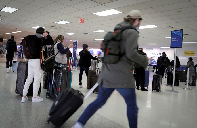 Reizigers bij de balies van United Airlines op een Amerikaanse luchthaven.