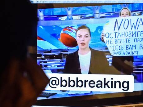 Grote zorgen om Russische tv-vrouw die in journaal protesteerde: ‘Ze heeft bescherming nodig’