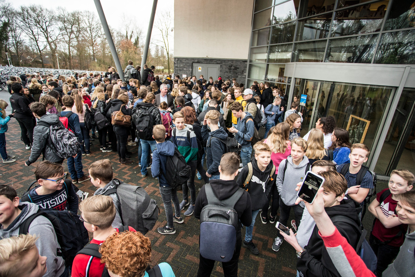 Leerlingen protesteerden vorige week op het schoolplein van het Staring College in Lochem tegen de schorsing van de docent Frans.