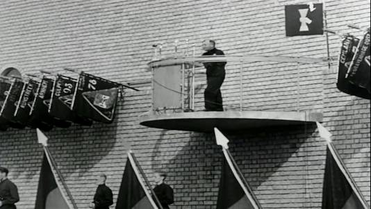 Juni 1940: Mussert spreekt tijdens een 'landdag' van de NSB in Lunteren. Achter hem 'zijn' muur.