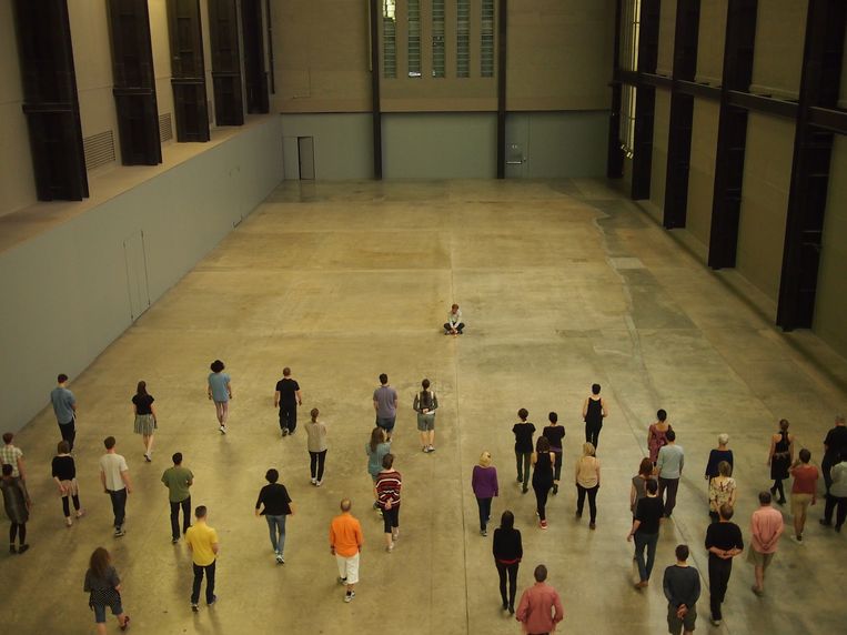 Tino Sehgal in Tate Modern in Londen. Beeld Chris Cannam