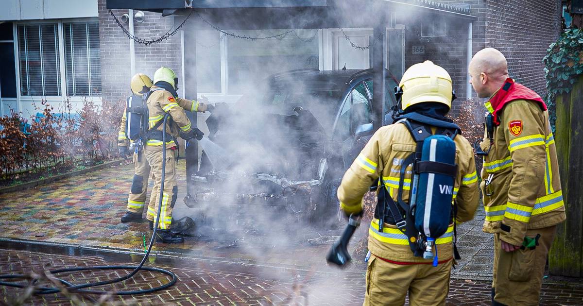 Auto vliegt in brand tijdens parkeren in Zutphen Zutphen AD.nl