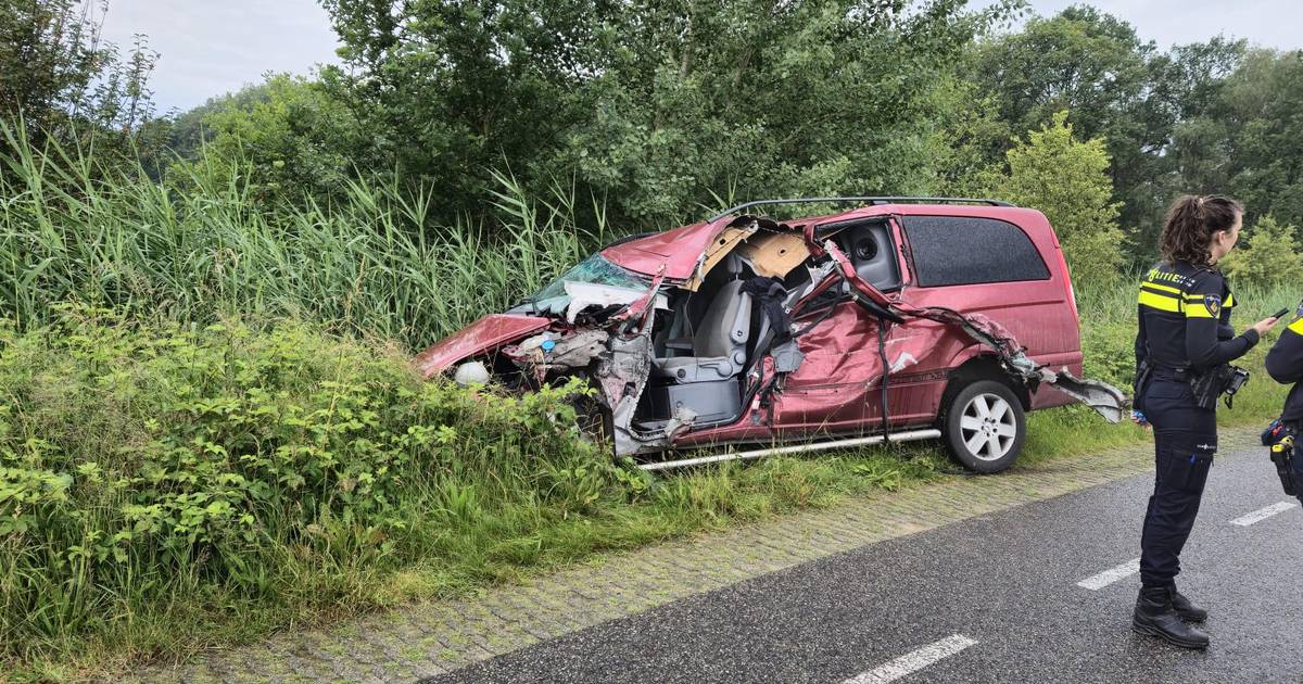 Auto volledig in de kreukels door botsing met bakwagen, bestuurder met ...