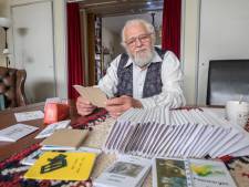 De 80-jarige Sibren Timmers schrijft, drukt én bezorgt vijftig boekjes per week