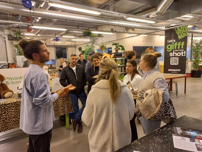 Leerlingen van KSE en Munnikenheide College kijken wat voor bedrijven zij leuk en interessant vinden tijdens een Beroepen Event in Etten-Leur.