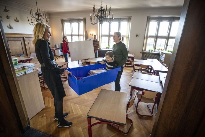 Het voorbije half jaar kregen leerlingen van de groepen 4 tot en met 8 van de Aloysiusschool les in het voormalige gemeentehuis omdat het schoolgebouw aan de overkant werd verbouwd. Groep 4 trok in de raadszaal. Over twee weken gaan ze er weer uit.