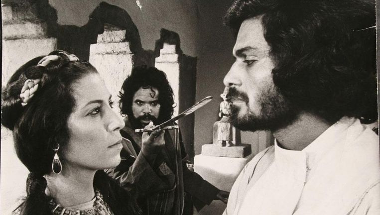 Scène uit Risalah (1976) met links het personage hind, gespeeld door Irene Papas. Beeld  
