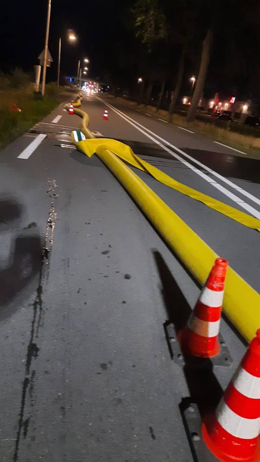 Met een grote slang wordt water uit het kanaal gepompt