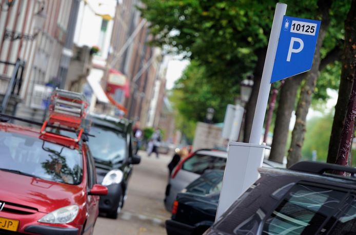 Een uur parkeren in het centrum van Amsterdam kost volgend jaar april 7,50 euro.