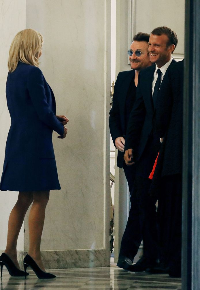 Bono samen met de Franse president Emmanuel Macron en zijn vrouw Brigitte Macron.