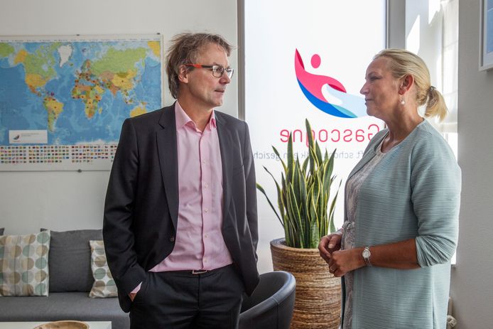 Toenmalig wethouder Staf Depla (PvdA, bijstand) in gesprek met operationeel manager Nancy Willems van Gascogne, begin 2019 (archieffoto).