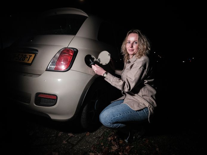 Wilke Steenkamp bij haar Fiat 500 in Hengelo.