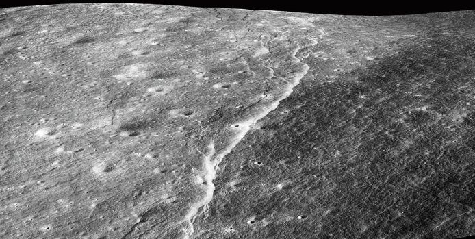 Een breuklijn in het maanoppervlak.