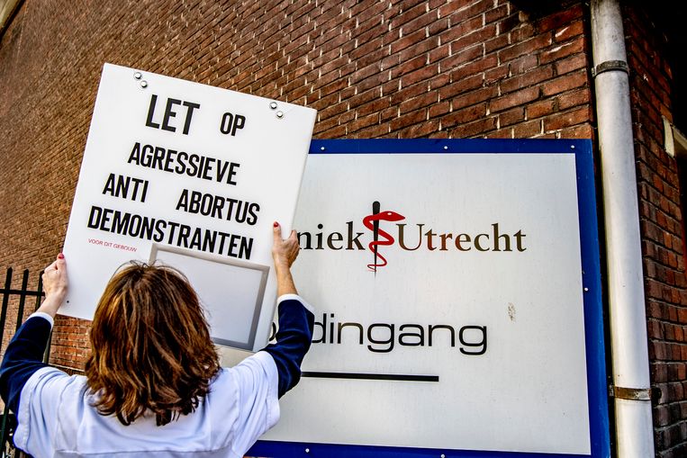 Voor de deur van abortuskliniek Het Vrelinghuis, gevestigd in het gebouw van de Stadskliniek Utrecht aan de Biltstraat, hangt een bord waarmee wordt gewaarschuwd voor agressieve anti-abortusdemonstranten.  Beeld ANP