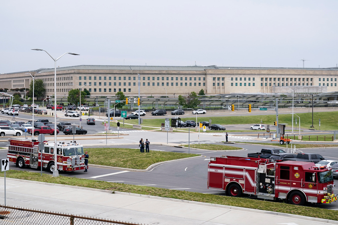 Ambulances, brandweerwagens en politiewagens aan het Pentagon.