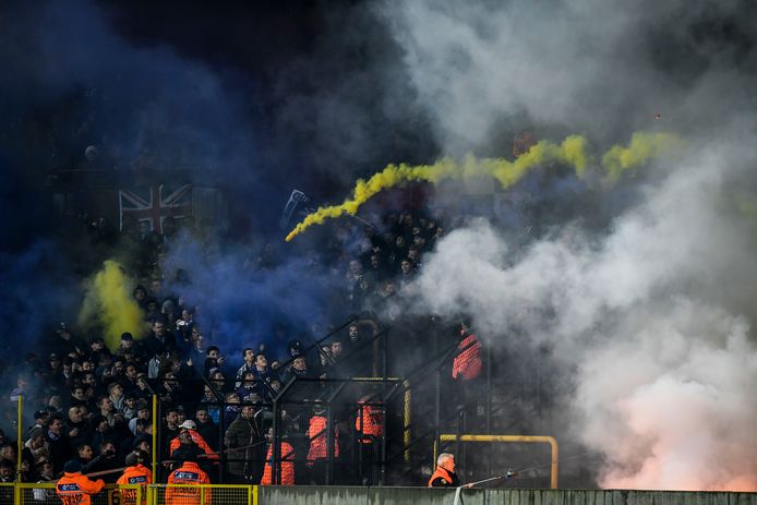 Een vuurpijl vliegt van de ene supportersclan naar de andere tijdens de match Lierse - Beerschot-Wilrijk.