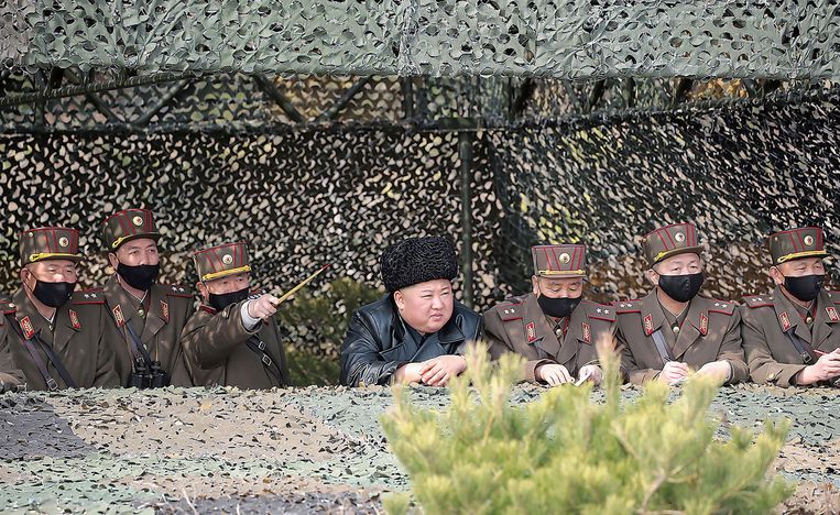 Leider van Noord-Korea Kim Jong-un tijdens een militaire oefening op 13 maart. Beeld AFP