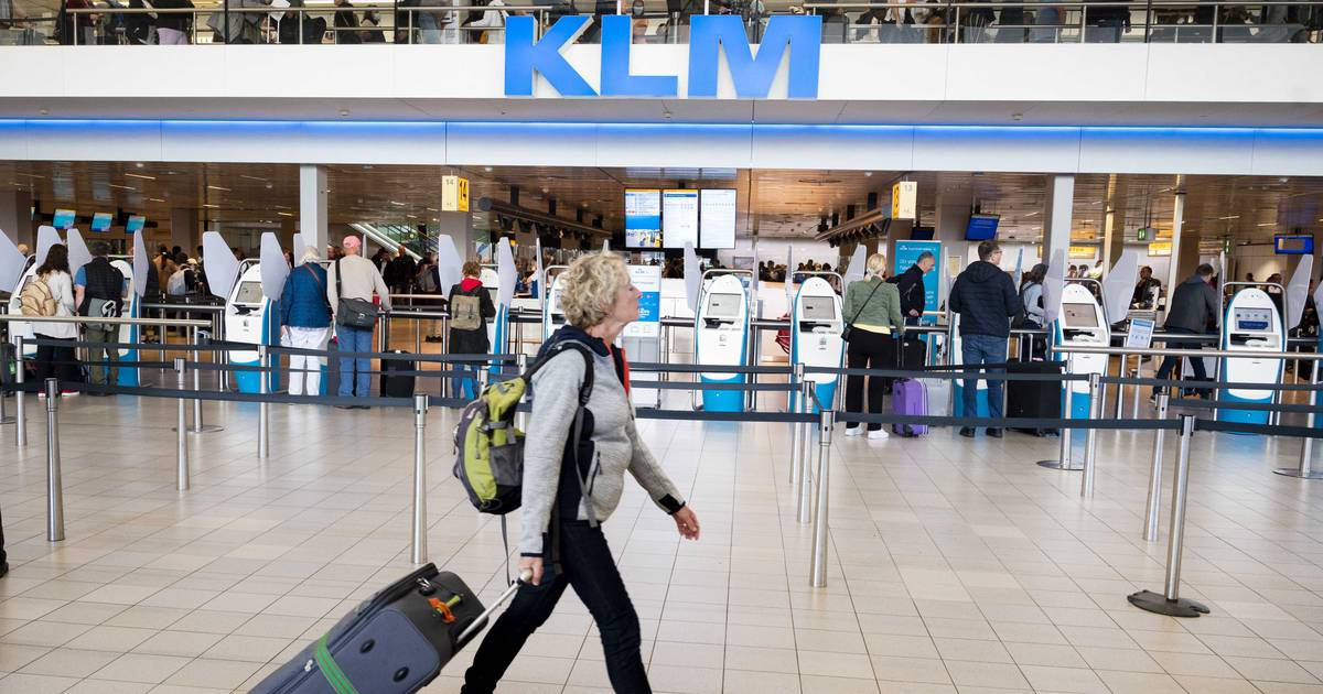Storing in bagagesysteem KLM checkt geen in van passagiers op doorreis in Europa | Binnenland | AD.nl