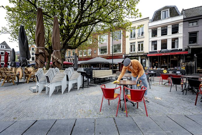 Vanaf morgen mogen de terrassen in Nederland weer open tot 18 uur.