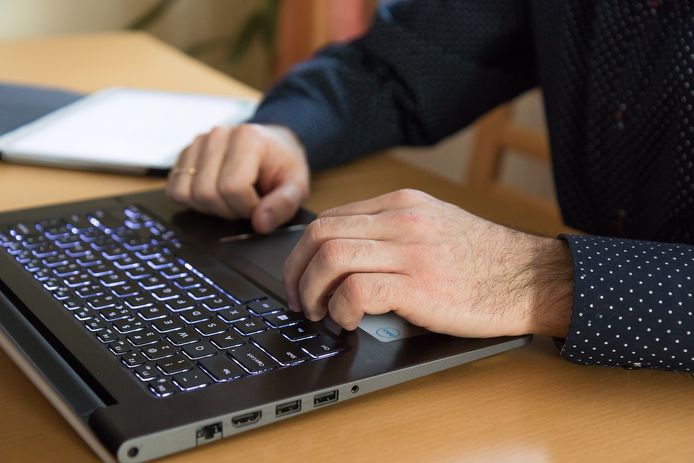 Een 50-jarige Apeldoorner werd ervan verdacht te hebben meegeholpen aan een malafide webshop. Onder meer mensen uit Apeldoorn, Deventer en Zwolle werden slachtoffer.