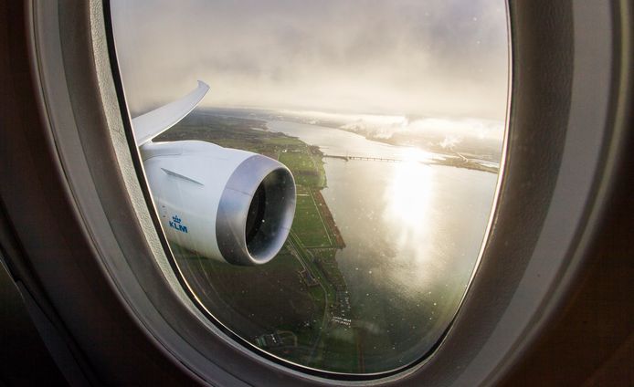 Illustratiebeeld. Uitzicht vanuit een Boeing 787 voor landing op Schiphol.