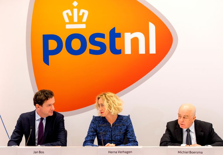 CFO Jan Bos, CEO Herna Verhagen en voorzitter van de Raad van Commissarissen Michiel Boersma van PostNL tijdens een persconferentie. Beeld ANP